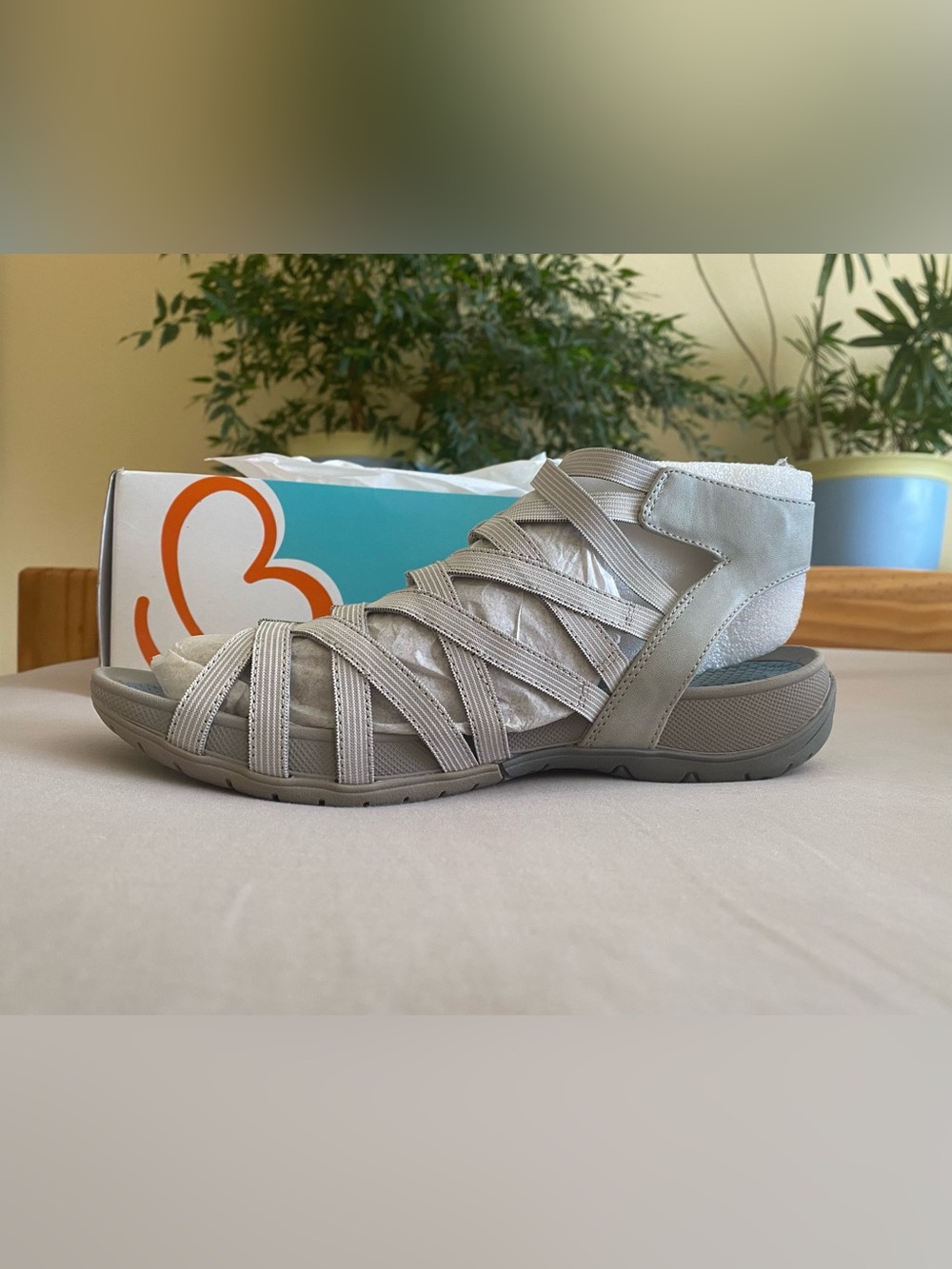 BareTraps Light Grey Strappy Comfort Summer Sandal Size 8 New Never Worn - Picture 3 of 7